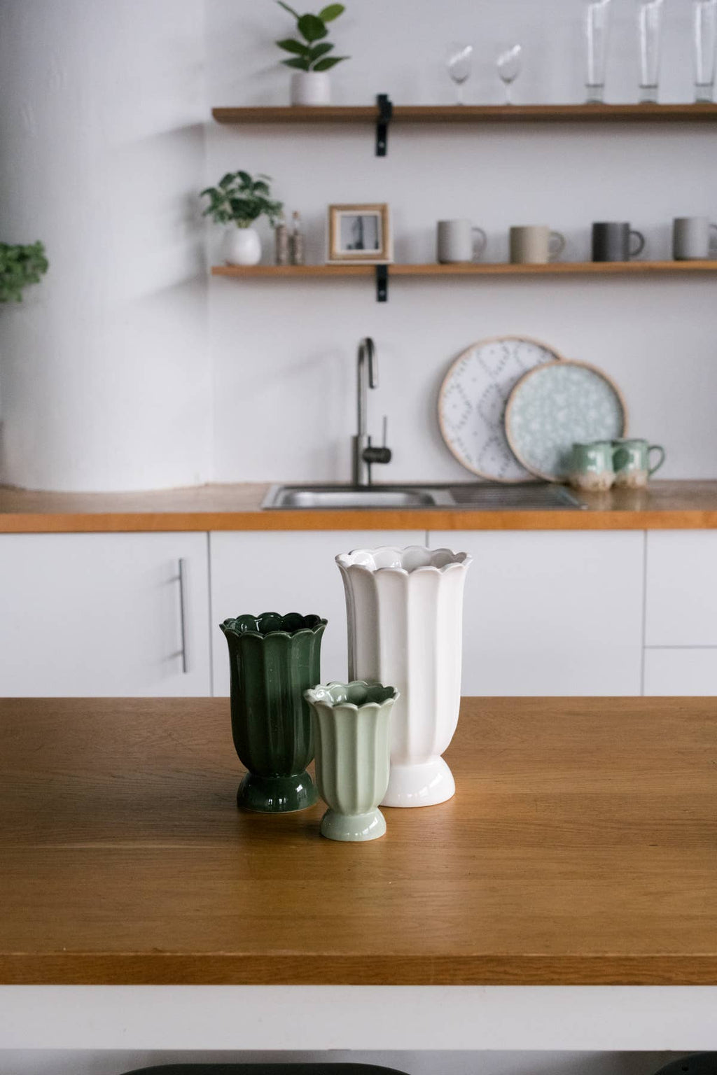 Medium Cottage Bloom Dark Green Scalloped Vase